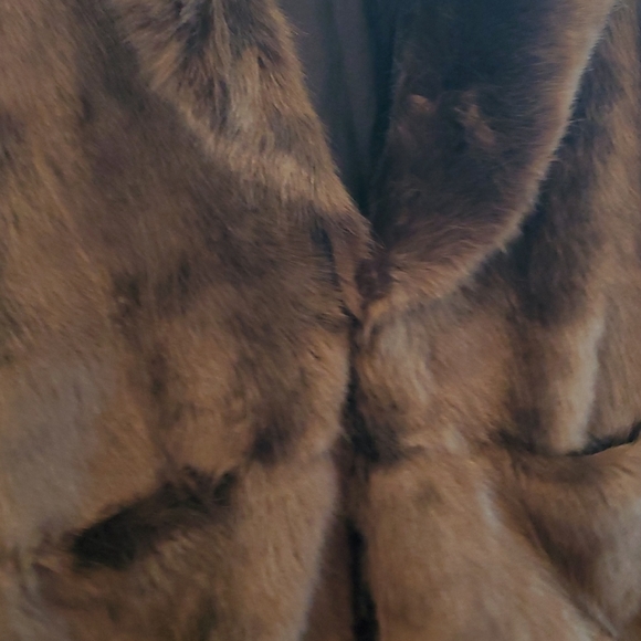 Steve Madden army Green heavy faux fur vest with hook and eye closure - Picture 2 of 2